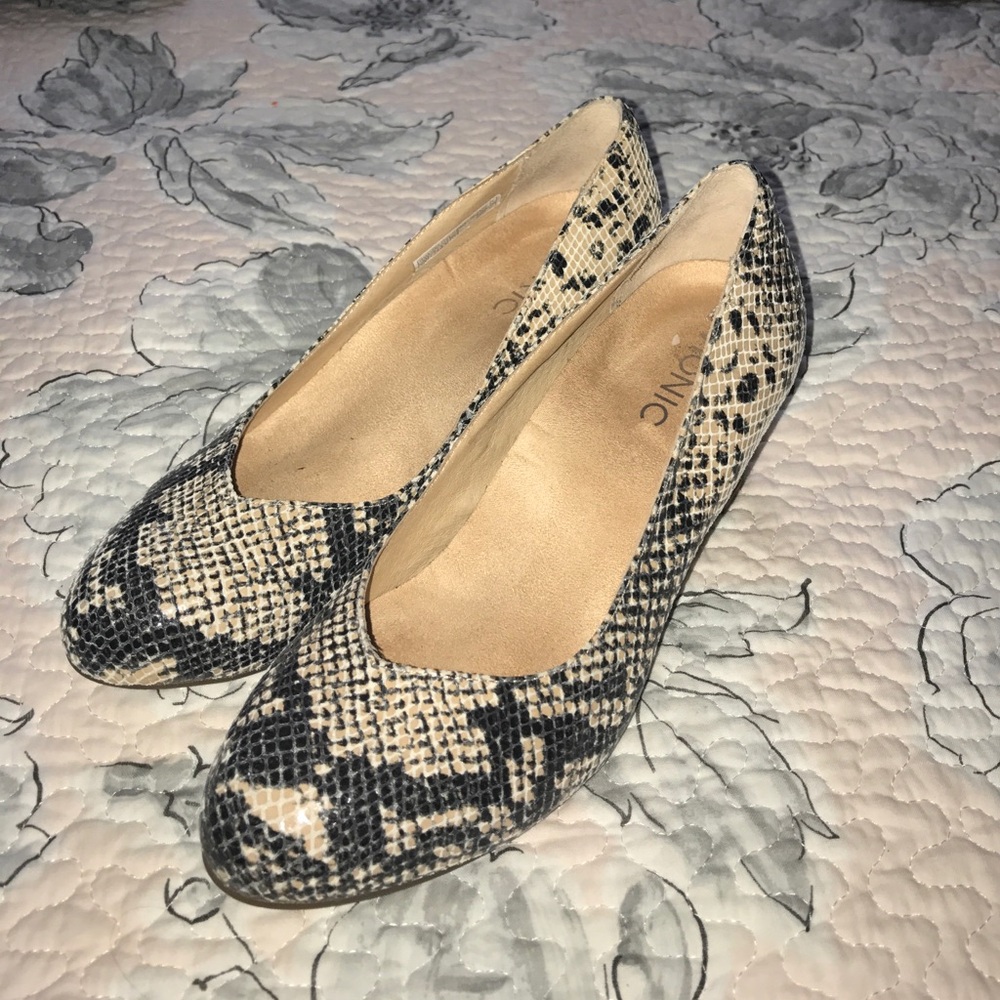 comfort plus by Predictions Snake-Print Wedge Pumps in Black and Cream